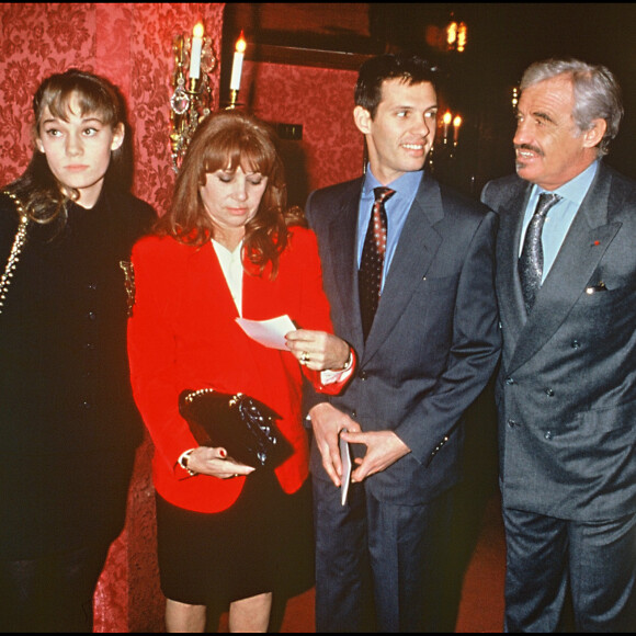 Il s'agit d'une tendre photo d'enfance de Paul avec sa soeur disparue Patricia
Elodie Constantin, sa fille Patricia, son fils Paul et sa femme Luana, ainsi que Jean-Paul Belmondo en 1992 au théâtre des Variétés