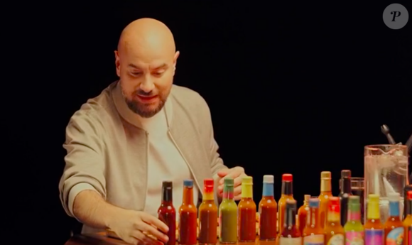 Des condiments classées du moins fort au plus relevé sur l'échelle de Scoville, unité de mesure des piments
Kyan Khojandi dans son émission "Hot Ones" - Capture Canal +