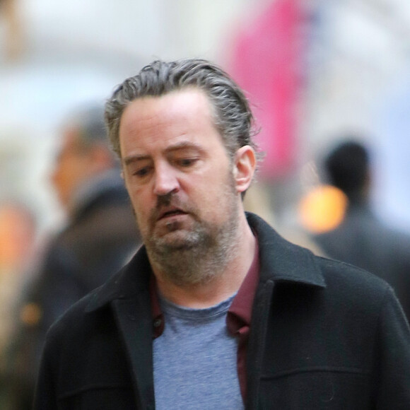 Matthew Perry sort un livre autobiographique "Friends, Lovers and the Big Terrible Thing" et confie avoir failli mourrir.