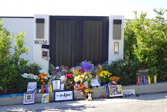 Hommages devant la maison de Matthew Perry à Los Angeles le jour de ses obsèques le 3 novembre 2023.
