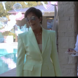 Kris Jenner immortalisée dans un épisode de "The Kardashians" diffusé sur Hulu. (Hulu / Backgrid UK / Bestimage).