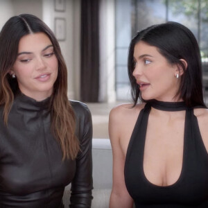 Kendall et Kylie Jenner, réunies et immortalisées dans un épisode de The Kardashians diffusé sur Hulu. (Backgrid UK/ Bestimage)