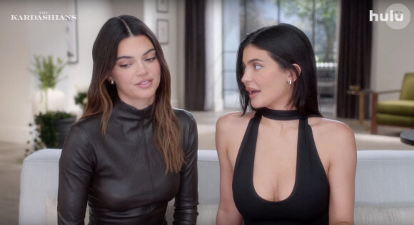 Kendall et Kylie Jenner, réunies et immortalisées dans un épisode de The Kardashians diffusé sur Hulu. (Backgrid UK/ Bestimage)
