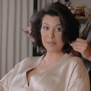 Mais contre toute attente en juin dernier, l'influenceuse avait confirmé sa grossesse tant attendue ! L'occasion pour elle d'annoncer qu'elle attendait un petit garçon avec sa moitié !
Kourtey Kardashian immortalisée dans un épisode la saison 4 de "The Kardashians. Septembre, 2023. (Backgrid UK/ Bestimage)