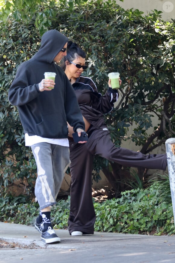 Exclusif - Kourtney Kardashian, enceinte, et son mari Travis Barker, main dans la main, ont pris une boisson à emporter chez Cha Cha Macha à Los Angeles, le 3 août 2023. (Backgrid USA / Bestimage)