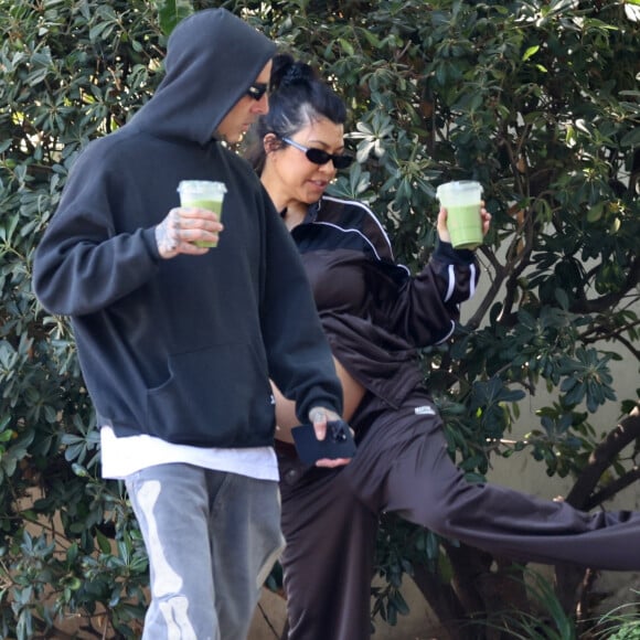Exclusif - Kourtney Kardashian, enceinte, et son mari Travis Barker, main dans la main, ont pris une boisson à emporter chez Cha Cha Macha à Los Angeles, le 3 août 2023. (Backgrid USA / Bestimage)