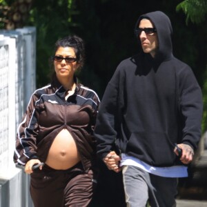 Exclusif - Kourtney Kardashian, enceinte, et son mari Travis Barker, main dans la main, ont pris une boisson à emporter chez Cha Cha Macha à Los Angeles, le 3 août 2023 (Backgrid USA / Bestimage)