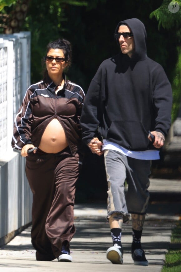 Exclusif - Kourtney Kardashian, enceinte, et son mari Travis Barker, main dans la main, ont pris une boisson à emporter chez Cha Cha Macha à Los Angeles, le 3 août 2023 (Backgrid USA / Bestimage)