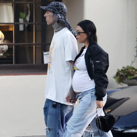 Sur la Toile, des milliers d'internautes attendent de pied ferme la confirmation des tourtereaux !
Los Angeles, CA - Exclusive : Kourtney Kardashian et Travis Barker se promenant vers Coast Village Rd (Backgrid USA / Bestimage)