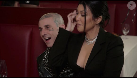 Kourtney Kardashian et Travis Barker immortalisés dans l'un des épisodes de "The Kardashians" (Backgrid UK/ Bestimage).