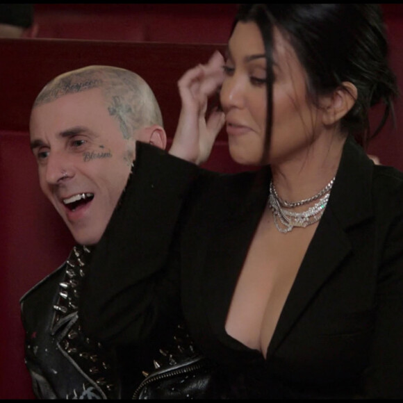Kourtney Kardashian et Travis Barker immortalisés dans l'un des épisodes de "The Kardashians" (Backgrid UK/ Bestimage).