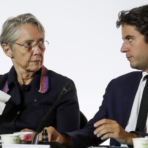 La première ministre, Elisabeth Borne accompagné du ministre de l'Education Gabriel Attal se rend à Chanteloup-les-Vignes pour présider le Comité interministériel des villes, Yvelines, le 27 octobre 2023. © Stéphane Lemouton / Bestimage