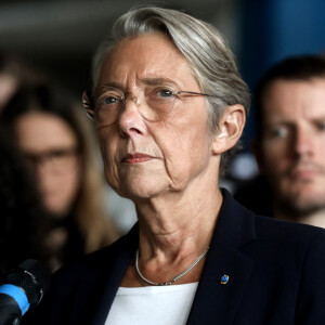 La Première ministre, Elisabeth Borne et le ministre de l'Éducation nationale et de la Jeunesse apportent leur soutien à la communauté éducative et rendent hommage à Samuel Paty et Dominique Bernard au collège du Bois d'Aulne à Conflans-Sainte-Honorine, proche de Paris, France, le 16 octobre 2023. © Stéphane Lemouton/Bestimage 