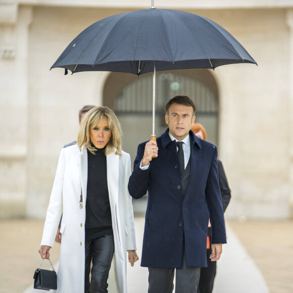 Emmanuel Macron et sa femme Brigitte - Le président de la République et sa femme lors de l'inauguration de la Cité internationale de la langue française à Villers-Cotterêts. Le 30 octobre 2023 © Gabrielle Cezard / pool / Bestimage 