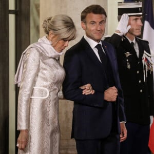 Le président français, Emmannuel Macron accompagné de sa femme, Brigitte Macron reçoit Ukhnaagiin Khürelsükh, Président de la Mongolie et sa femme Bolortsetseg pour un dîner d'état, au Palais de l'Elysée, Paris, le 12 octobre 2023. © Stéphane Lemouton / Bestimage 