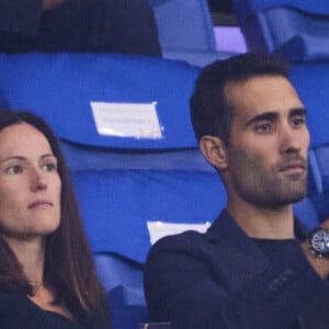 Martin Fourcade et sa femme Hélène Uzabiaga - People dans les tribunes du match de Coupe du monde de rugby entre la France et l'Italie (60-7) à Lyon le 6 octobre 2023. © Cyril Moreau-Dominique Jacovides/Bestimage