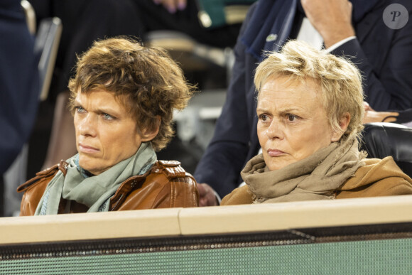 Muriel Robin et sa femme Anne Le Nen - Célébrités dans les tribunes des internationaux de France de Roland Garros à Paris le 31 mai 2022. © Cyril Moreau - Dominique Jacovides/Bestimage