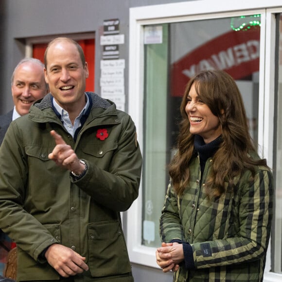 Beaucoup se sont interrogés sur celle de son aîné William et de Kate : non obligés d'assister à l'événement, ils avaient chacun des impératifs
Le prince William, prince de Galles, et Catherine (Kate) Middleton, princesse de Galles, visitent Outfit Moray, une organisation caritative primée à Moray (Ecosse), le 2 novembre 2023.