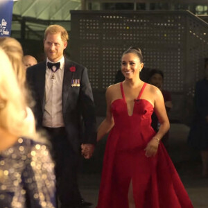 Sans surprise au regard de leur relation, son fils Harry et sa femme Meghan étaient absents
Meghan Markle et le prince Harry en 2021 - Capture d'écran du documentaire sur les Invictus Games de Netflix