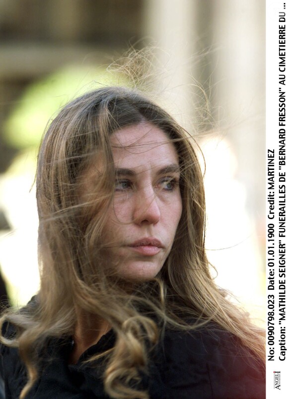 Mathilde Seigner - Funérailles de Bernard Fresson au cimetière du Père-Lachaise.