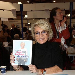 Sophie Davant est venue pour présenter son livre "Quel bonheur de vieillir, Des clés pour se réinventer, garder la forme & savourer son âge".
Sophie Davant - 41e Foire du Livre de Brive dans La Halle Brassens, à Brive-la-Gaillarde, le 11 novembre 2023. © Jean-Marc-Lhomer/Bestimage