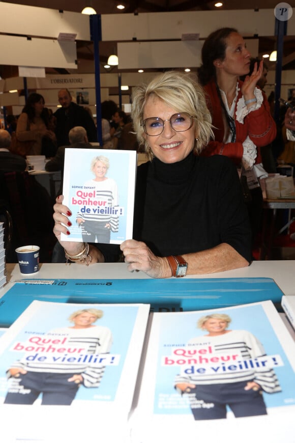 Sophie Davant est venue pour présenter son livre "Quel bonheur de vieillir, Des clés pour se réinventer, garder la forme & savourer son âge".
Sophie Davant - 41e Foire du Livre de Brive dans La Halle Brassens, à Brive-la-Gaillarde, le 11 novembre 2023. © Jean-Marc-Lhomer/Bestimage