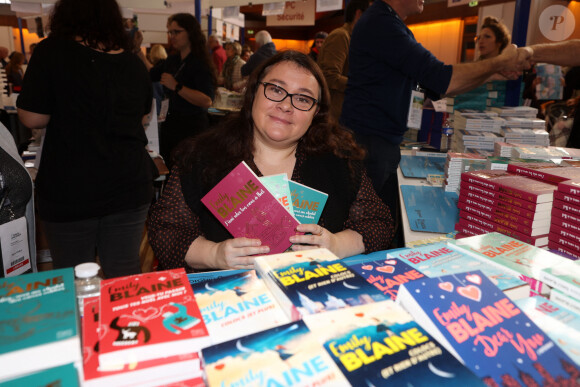 Vidéo : Il est en train de dire 'C'est bien ce livre'. Peut-être qu'il a  aidé à l'écrire ?, demande cette curieuse dame. Sophie Davant à la Foire  du Livre de Brives.