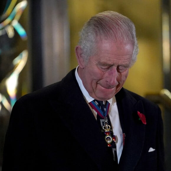 Ce samedi 11 novembre dans le cadre de la soirée du Souvenir orchestrée au Royal Albert Hall de Londres, le roi Charles III a inauguré deux statues à l'effigie de ses parents.
Le roi Charles III d'Angleterre dévoile une statue de la reine Élisabeth II à son arrivée au Royal British Legion Festival of Remembrance au Royal Albert Hall à Londres. Le samedi 11 novembre 2023. (Agence / Bestimage)