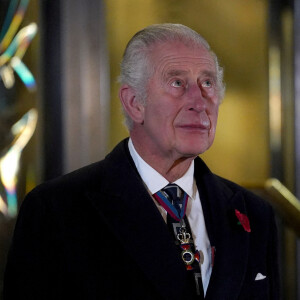 Difficile pour le souverrain de cacher son immense émotion...
Le roi Charles III d'Angleterre dévoile une statue de la reine Élisabeth II à son arrivée au Royal British Legion Festival of Remembrance au Royal Albert Hall à Londres : samedi 11 novembre 2023.