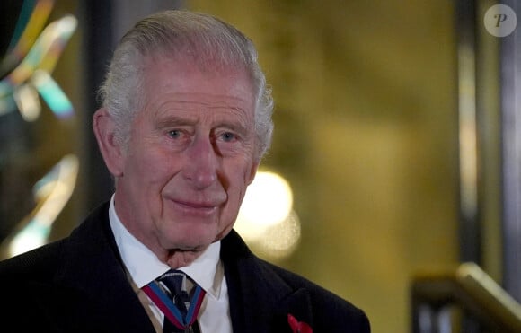 Une journée particulièrement émouvante pour le roi Charles III.
Le roi Charles III d'Angleterre dévoile une statue de la reine Élisabeth II à son arrivée au Royal British Legion Festival of Remembrance au Royal Albert Hall à Londres (Agence / Bestimage)