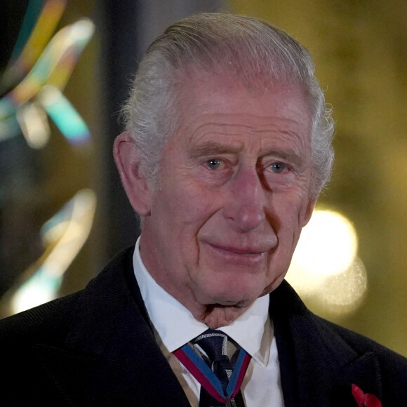 Une journée particulièrement émouvante pour le roi Charles III.
Le roi Charles III d'Angleterre dévoile une statue de la reine Élisabeth II à son arrivée au Royal British Legion Festival of Remembrance au Royal Albert Hall à Londres (Agence / Bestimage)