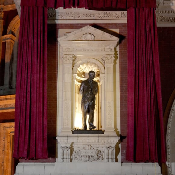 Aux côtés de son épouse Camilla, le roi Charles a inauguré devant le Royal Albert Hall une statue en bronze de son défunt père le prince Philip disparu en avril 2021.
Une statue du prince Philip dévoilée par la reine Camilla (Camilla Parker Bowles, reine consort d'Angleterre) à son arrivée au Royal British Legion Festival of Remembrance au Royal Albert Hall à Londres. Date de la photo : samedi 11 novembre 2023.