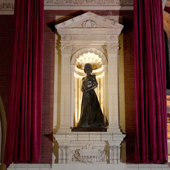 Une statue de la reine Élisabeth II dévoilée par le roi Charles III d'Angleterre à son arrivée au Royal British Legion Festival of Remembrance au Royal Albert Hall à Londres : samedi 11 novembre 2023.