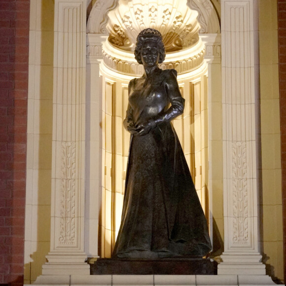 Mais aussi celle de sa très regrettée mère Elizabeth II disparue en septembre 2022. Un hommage pour pour saluer leur engagement auprès du Royal Albert Hall qui fête ses 150 ans.
Une statue de la reine Élisabeth II dévoilée par le roi Charles III d'Angleterre à son arrivée au Royal British Legion Festival of Remembrance au Royal Albert Hall à Londres : le samedi 11 novembre 2023 (Agence / Bestimage)