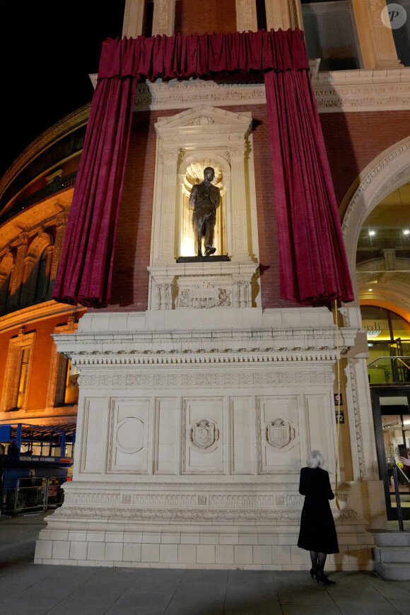 La reine Camilla (Camilla Parker Bowles, reine consort d'Angleterre) dévoile une statue du prince Philip alors qu'elle arrive au Royal British Legion Festival of Remembrance au Royal Albert Hall à Londres : samedi 11 novembre 2023.