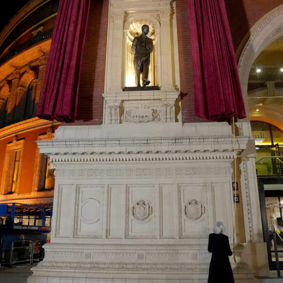 La reine Camilla (Camilla Parker Bowles, reine consort d'Angleterre) dévoile une statue du prince Philip alors qu'elle arrive au Royal British Legion Festival of Remembrance au Royal Albert Hall à Londres : samedi 11 novembre 2023.