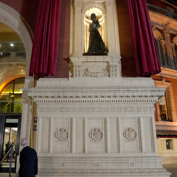 Le roi Charles III d'Angleterre dévoile une statue de la reine Élisabeth II à son arrivée au Royal British Legion Festival of Remembrance au Royal Albert Hall à Londres : samedi 11 novembre 2023.