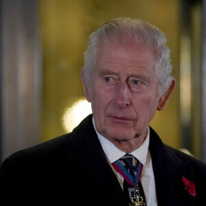 Le roi Charles III d'Angleterre dévoile une statue de la reine Élisabeth II à son arrivée au Royal British Legion Festival of Remembrance au Royal Albert Hall à Londres : samedi 11 novembre 2023.