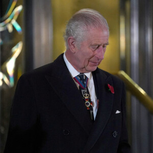 Le roi Charles III d'Angleterre dévoile une statue de la reine Élisabeth II à son arrivée au Royal British Legion Festival of Remembrance au Royal Albert Hall à Londres : samedi 11 novembre 2023.