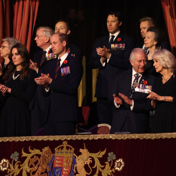 Kate Middleton, princesse de Galles, le prince William, prince de Galles, Le roi Charles III d'Angleterre et Camilla Parker Bowles, reine consort d'Angleterre, la princesse Anne - La famille royale assiste au Royal British Legion Festival of Remembrance au Royal Albert Hall à Londres le 11 novembre 2023. 