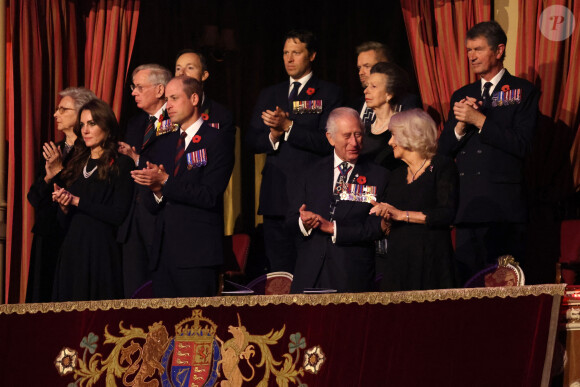Kate Middleton, princesse de Galles, le prince William, prince de Galles, La princesse Anne, Le roi Charles III d'Angleterre et Camilla Parker Bowles, reine consort d'Angleterre, - La famille royale assiste au Royal British Legion Festival of Remembrance au Royal Albert Hall à Londres le 11 novembre 2023. 