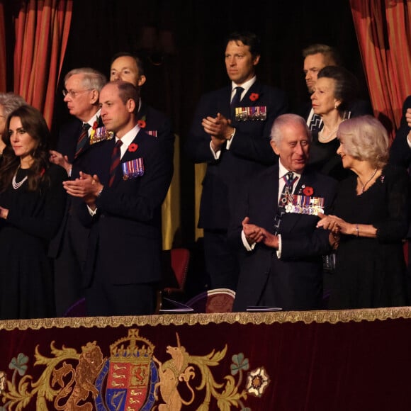 Kate Middleton, princesse de Galles, le prince William, prince de Galles, La princesse Anne, Le roi Charles III d'Angleterre et Camilla Parker Bowles, reine consort d'Angleterre, - La famille royale assiste au Royal British Legion Festival of Remembrance au Royal Albert Hall à Londres le 11 novembre 2023. 