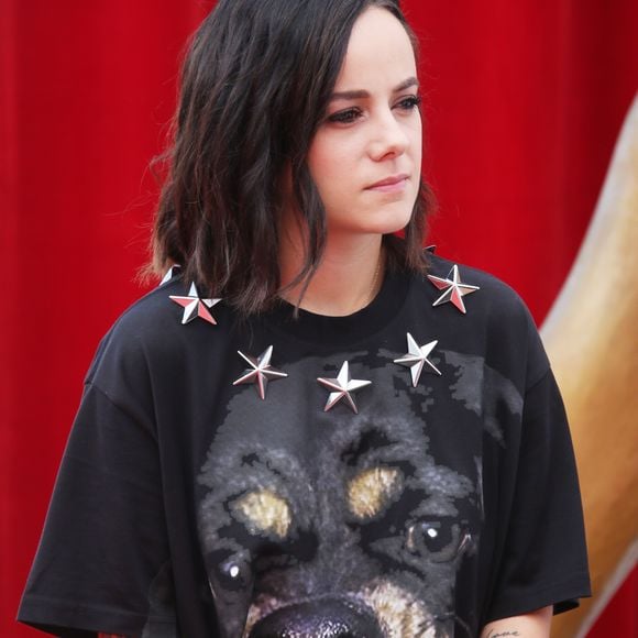 Si Alizée a depuis abandonné la chanson, elle s'est tournée vers une autre passion 
Alizée et son compagnon Grégoire Lyonnet - Dédicace des interprètes de "Danse avec les Stars" lors du 55ème festival de télévision de Monte-Carlo à Monaco. Le 14 juin 2015 