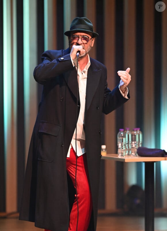Des critiques qui ne vont pas réjouir Éric Cantona
 
Eric Cantona lors de son concert dans la salle The Stroller à Manchester, le 27 octobre 2023. Reconverti dans la chanson, il a interprété en live les titres de son album, la plupart en anglais, devant 500 personnes.