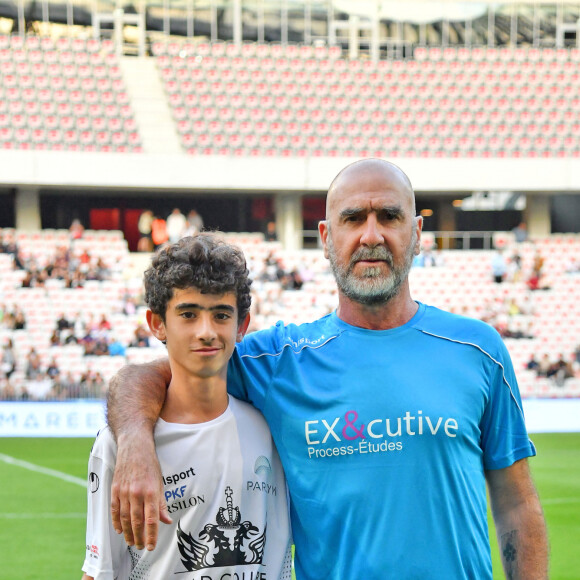 Eric Cantona et son fils Emir - Match des Légendes, la rencontre qui mêle le football et le rugby au profit de l'association de P. Olmeta (ancien gardien de but et co-fondateur de l'association), "Un sourire, un espoir pour la vie" s'est déroulé à Nice à l'Allianz Riviera, le 26 septembre 2022. L'association de P. Olmetta est engagée en faveur des enfants atteints de cancer ou de maladie orpheline. © Bruno Bebert/Bestimage