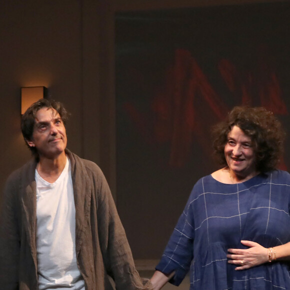 Exclusif - Yvan Attal et Noémie Lvovsky saluent le public - Générale de la Pièce " Vidéo Club " au Théâtre Antoine à Paris. Le 27 Septembre 2023. © Bertrand Rindoff / Bestimage