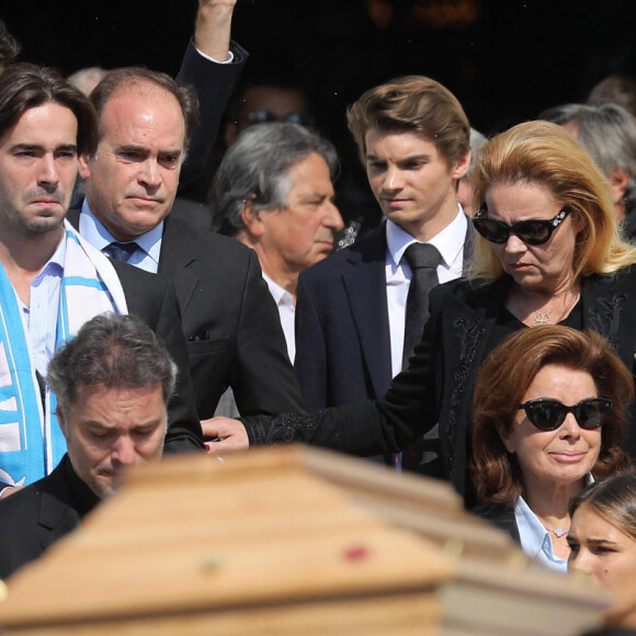 Elle qui a affronté il y a deux ans la mort de son célèbre père
Laurent Tapie, Dominique Tapie, Sophie Tapie, Nathalie tapie - Sorties des obsèques de Bernard Tapie en la Cathédrale La Major à Marseille le 8 octobre 2021. © Jacovides / Santini / Bestimage