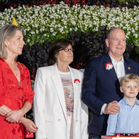 La famille princière multiplie les événements dans le cadre du centenaire du prince Rainier III à Monaco, tandis que la fête nationale approche
Louis Ducruet, La princesse Caroline de Hanovre, La princesse Stéphanie de Monaco, le prince Albert II, la princesse Charlene, Le prince Jacques de Monaco, marquis des Baux, La princesse Gabriella de Monaco, comtesse de Carladès - La famille princière de Monaco partage le gâteau d'anniversaire dans le cadre des commémorations du centenaire du prince Rainier III le 31 mai 2023. "Le rocher en fête" la principauté de Monaco fête le centenaire du prince Rainier III à Monaco, le 31 mai 2023. © Olivier Huitel/Pool Monaco/Bestimage