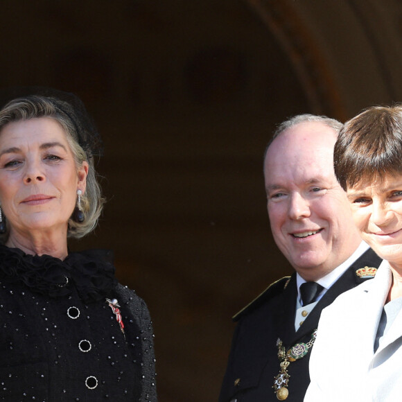 Dans l'ombre, se trouvaient les soeurs du prince, Stéphanie et Caroline
Le prince Albert II de Monaco entre ses soeurs la princesse Caroline de Hanovre et la princesse Stéphanie de Monaco - La famille princière de Monaco apparaît au balcon du palais lors de la fête nationale de Monaco, le 19 novembre 2021. © Bebert-Jacovides/Bestimage