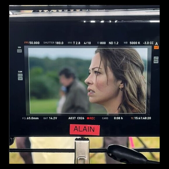 Complices à l'écran, Dounia Coesens et Pierre-Yves Bon le sont également dans la vraie vie.
Dounia Coesens sur le tournage de "Plume noire". Le 8 octobre 2023.